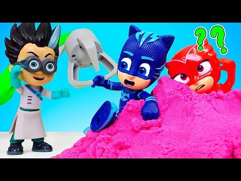 Roméo enferme les Pyjamasques dans les châteaux de sable! Jeux avec jouets pour enfants.