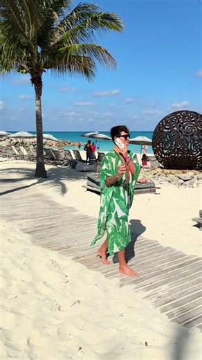 Husband's Funny Reaction in The White Lotus Context