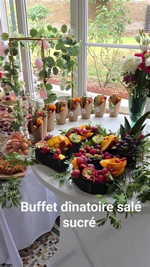 Envie d'un buffet convivial et coloré pour votre prochain événement ? 🍇🍓 Je vous propose des tables de grazing magnifiques, parfaites pour impressionner vos invités. Laissez-moi créer une expérience gustative et visuelle inoubliable, adaptée à vos envies. Pour un devis personnalisé, n'hésitez pas à me contacter au 06.03.78.29.88. C'est la touche gourmande qui fera sensation ! ✨ #buffet #grazingtable #evenement #traiteur #fetedecor | Les apérobox de Sophie