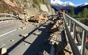 Spektakulär: Ein Felssturz hat die Berninastrasse am Lago di Poschiavo verschüttet. ^um | SRF News