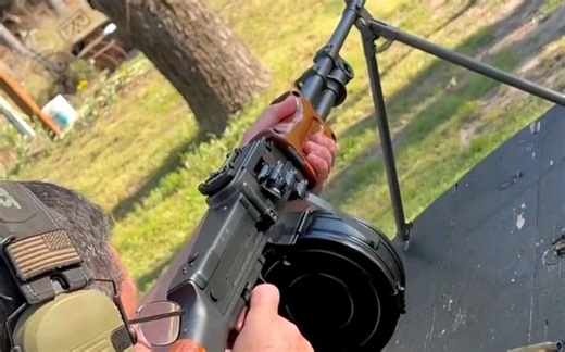 RPD轻机枪靶场射击