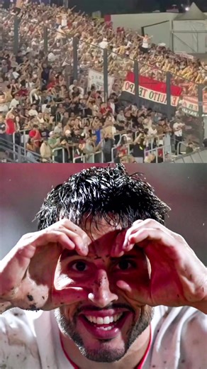 O São Paulo conquistou uma vitória importante ao bater o Red Bull Bragantino por 2 a 1, de virada, na noite deste domingo (15), no Estádio Cícero de Souza Marques, em Bragança Paulista, pela 6ª rodada do Brasileirão Betano 2026. Com o resultado, o Tricolor mantém a liderança isolada da competição algo que não ocorria desde 2022 na segunda rodada do campeonato. José Herrera abriu o placar para o Bragantino aos 36 minutos do primeiro tempo, mas Sabino empatou com um golaço aos 53, e Jonathan Calle