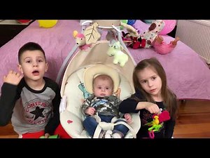 Лика и Марк играют с маленьким и показывают игрушки для детей