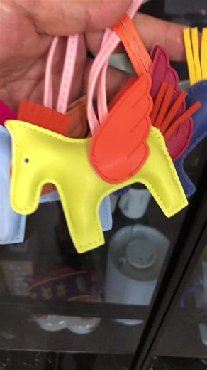 🎀 Chic Preppy Vegan Leather Keychain – Wallet & Money Clip Charms with Flirty Tassel for Bags & Car Keys, Durable Eco-Friendly Gift for Her! 🌱✨ #TikTokMadeMeBuyIt #PreppyStyle #VeganLeather #KeychainTok #BagCharm #GiftForHer #CuteAccessories #EverydayCarry #WalletKeychain #AccessoryAddict #StyleTok #PurseGoals #aestheticfinds #trendygiftideas