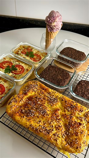 Nárllen Advíncula on Instagram: "TUDO AQUI | Semana 20 Receitas em PDF no link da bio 👆 1) Pão de abóbora (sem glúten/sem lactose) Liquidificador: • 180g abóbora kabotiá • 1 ovo • 50ml azeite ou óleo • 250ml água morna Misturar/bater 5 min: • 200g farinha de arroz • 90g polvilho doce • 50g fécula de batata • 40g açúcar • 1 c.chá sal • 6g goma xantana • 7g fermento para bolo • 8g fermento biológico Forma 20x10x10 | Forno 200º ~45min Rende 11 fatias | 169 kcal/fatia ⸻ 2) Tortinha proteica de bróc