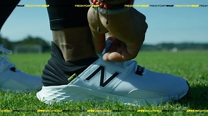 【New Balance Fresh Foam Roav緩震訓練跑鞋】 擁有一對Fresh Foam Roav全天候緩震訓練跑鞋，可以令你雙腿帶來舒適感覺，鞋面用透氣度高嘅機能網布製造，可以完全保護跑步時雙腿的動態及延展性，無縫接合的網布鞋面配以骨線後踭，加強型格感。無論跑步定喺日常生活著都啱著！ 發售分店: 九龍旺角通菜街56-58號地下 九龍尖沙咀重慶大廈地庫WK Square 4-5號舖 新界荃灣廣場3樓339-340號舖 *各分店款式或有不同，詳情請向分店職員查詢。 #允記 #NewBalance #FreshFoamROAV | 允記 Wan Kee Group