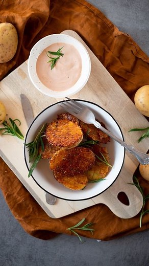 Lidl Slovensko on Instagram: "Chrumkavé, pečené zemiaky 🥔 v šupke s dipom. Už sa nám zbiehajú slinky.😋 Vyskúšate❓ ✍️ Skrátený recept nájdete v popise 👇 a celý na našom webe www.kuchynalidla.sk 👉 Zemiaky v šupke umyjeme a osušíme. 👉 Pozdĺžne prekrojíme na polovice a reznú stranu nakrojíme. 👉 Plech na pečenie vystelieme papierom, na ktorý rozlejeme maslo. 👉 Pridáme sušený cesnak, oregano, parmezán a zemiakové korenie. 👉 Všetko spolu premiešame a na plechu rovnomerne rozotrieme. 👉 Zemiaky 
