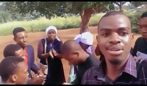 Mamuka sei hama dzangu mose lshe vakupei upenyu nehutano nguva dzose,ndadzoka nayo song Ndo ndo ndo vamwe vaibvunza mumastreets kuti zvinorevei ko hazvina kusiyana nepatinoita humming ere or nanana kungoti apa paiswa ndo ndo ndo ko imivo vamwe pano munoti kudii #fypシ #fypviralシ #videoviralシ #everyonehighlightsfollowers | Tichie Godazie
