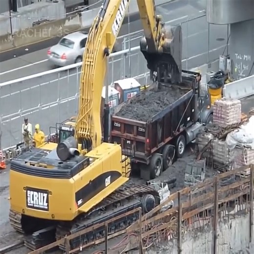 116K views · 406 reactions | Amazing Excavator Operator Skills, Biggest Heavy Equipment Working | proininews.gr - Πρωινή Εφημερίδα | Facebook