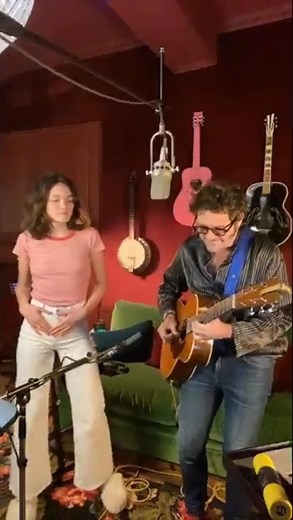 La bonne étoile avec Billie Souvenir du premier live dans mon salon il y a tout juste un an ❤️ C'est pas pour hier que demain s'oubliera.. | Matthieu Chedid - M -