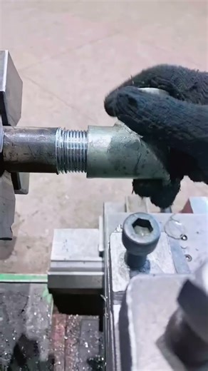 11 g thread in lathe machineing night duty time #machine #mechanical #lathemachine #tranding