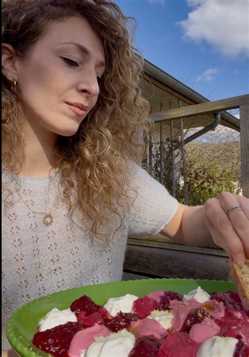 La recette en description 🫜 La dernière fois, des amis sont passés à l’improviste et je n’avais rien dans les placards, à part une betterave et du skyr alors HOP !✨ J’ai commencé à mélanger le skyr et la betterave (préalablement, pelée, cuite et mixée). Puis, j’ai fait quatre à cinq palettes de couleurs de la plus claire à la plus foncée.🤍🌸💕🌹♥️ c’est joli mais c’est très bon aussi 🙂 J’ai dressé dans une assiette, puis j’ai assaisonné avec un peu d’huile d’huile, du sel, du poivre et le zes