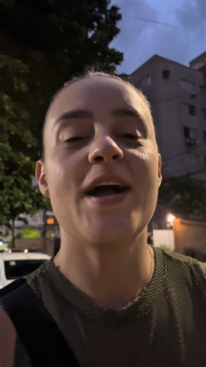 Ana de Brito on Instagram: "Nós vivemos como se fôssemos imortais. Adiamos os cafés, as viagens, as conversas difíceis e os “eu te amo”. Guardamos a roupa boa para uma ocasião especial e a nossa verdade para um momento mais oportuno. A vida se torna um rascunho infinito, um ensaio para uma peça que, acreditamos, ainda vai estrear. Mas e se não houver ensaio? E se a cortina se fechasse hoje? Pare por um instante. Respire fundo. E se hoje fosse o seu último dia? Como ele seria? A primeira coisa qu