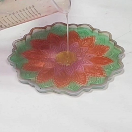 I used mica powders to create this beautiful poinsettia mandala resin bowl and I just love it! | Mixed Media Girl