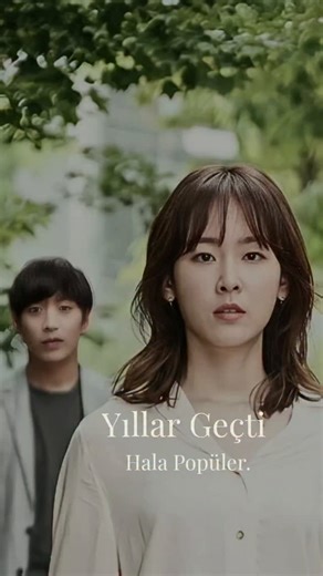 Nabrut Fıdıllıoğlu Blog Yazarı on Instagram: "Bazı romantik komediler var ki, üzerinden yıllar geçse de afişini görmek, OST'lerini duymak bile kalbi hızlandırıyor. Daha doğrusu dram bile olmadığı hâlde, yıllar sonra tekrar karşılaştığında insanda hem tebessüm hem de hafif bir hüzün bırakıyor. Ben buna kalbe dokunan romantik komediler diyorum. Goblin'in Stay with Me şarkısını duyduğumuzda hepimizin tüylerinin ürpermesi boşuna değil. Another Miss Oh dizisinin afişini gördüğümüzde Oh Hae Young'un 