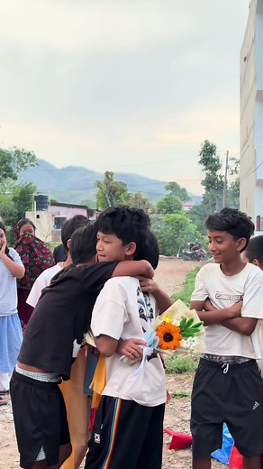 असल मित्रताको परिभाषा यही त होला यो पल साच्चिकै निस्वार्थ मित्रताको उदाहरण हो 😭😭😭😭😭