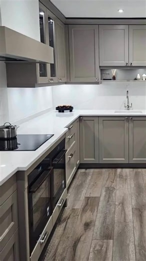 Luxury that feels personal, practical and unmistakably yours. #BespokeKitchens #OneOfAKindDesign #StatementKitchen #EnglishBespoke #BritishCraftsmanship #PeriodHomes #GeorgianKitchen #VictorianKitchen #EdwardianHomes #CountryHouseStyle #HeritageInteriors