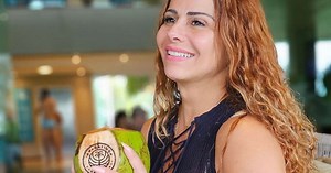 Mãe aos 48, Viviane Araújo surge magérrima no samba com body colado