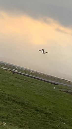 Airplane Landing Sequence Captured in Stunning Detail