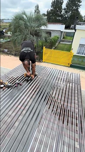 Instalando techo de policarbonato color bronce #cerramientos #wood #patio #woodworking