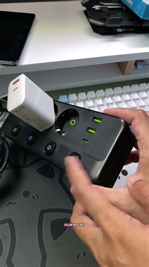 Stopkontak 3 Lubang dengan saklar & Port USB