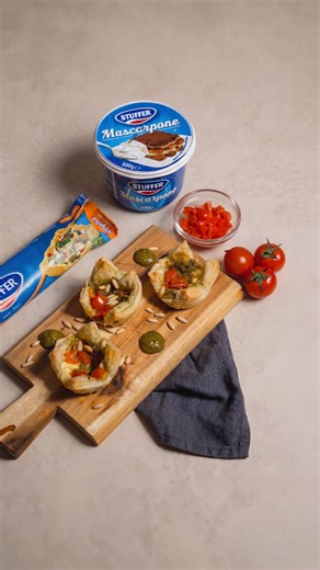 Tortine Mascarpone, Pesto e Pomodorini: piccole, cremose e irresistibili! Perfette per un aperitivo estivo o come sfizioso antipasto da condividere con chi ami. 🌿 🍅 Cosa ti serve? Per ca. 6 tortine: ▪︎ 1 Stuffer Crea Pasta Sfoglia rettangolare 275g ▪︎ 500 g di Mascarpone Stuffer ▪︎ 100 g di pesto ▪︎ 80 g di pomodorini ▪︎ 30 g di pinoli ▪︎ Olio ⚡ Difficoltà: Facile ⌛ Tempi: ▪︎ Preparazione: 10 minuti ▪︎ Cottura: 15 minuti ✅ Preparazione: ▪︎ Stendi la pasta sfoglia e ricava dei quadrati. ▪︎ Disp