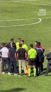 🚨¡SUSPENDIDO EN VALLECAS! Lanzamiento de papeles, aviones, pelotas, bocadillos y hasta un asiento