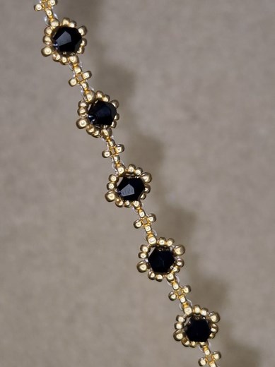 DIY : Créez un bracelet en perles de verre noires