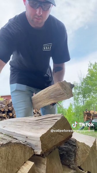 Samuel is splitting logs the easy way with our 40-ton kinectic splitter, the Red Runner 'RRF40TL' 🪵 #firewoodfordays #diyprojects #outdoorgear #logsplitter #weekendproject