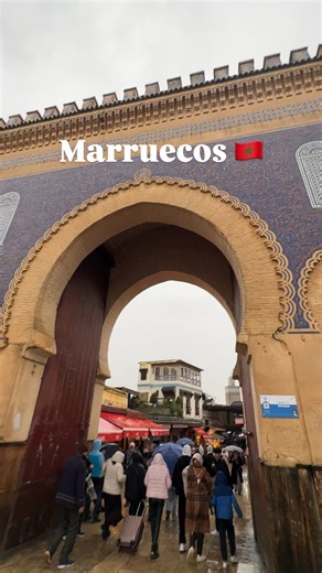 Chapu ⚽ on Instagram: "Día largo, dejando España atrás y pisando el continente africano por primera vez. Llegué a Tánger, al norte de Marruecos, tomamos un tren de 5hs hacia Fez, la cual nos recibió con una lluvia que no descansó un segundo. Nos alojamos en la Medina, que es la parte vieja de la ciudad. Es un viaje al pasado, con una arquitectura muy árabe y con callejones que es muy pero muy fácil perderse por esos pasillos estrechos. Se caminó un rato y comí un Tajín de kefta muy típico. Ansio