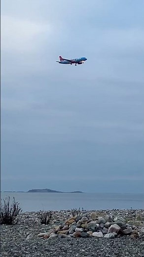 JetBlue [super Mario livery] landing in Boston #mario