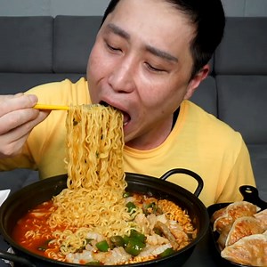 176K views · 5.6K reactions | Korean Spicy Skate Noodles Ramen Mukbang Eating Show | Eat With NoodleFighter | Facebook
