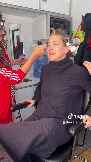Kate Hudson's Performance in 'Song Sung Blue' Explored