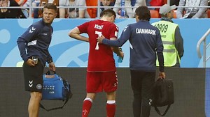 Após fraturar costela, William Kvist é reintegrado ao elenco da Dinamarca - Lance!