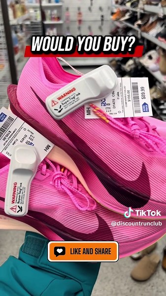 💬 COMMENT YOUR THOUGHTS — $260 Nike Vaporfly 4 for $89.99 at Ross?! 🚨 The Nike Vaporfly 4 ‘Hyper Pink’ marathon racing shoe is popping up on Ross shelves with MULTIPLE pairs spotted. One of Nike’s top carbon-plated supershoes showing up on discount racks is crazy for the running and marathon community. Follow Discount Run Club for Ross finds, Vaporfly deals, and tips to help you find your own running shoe steals. 🏃‍♂️💨