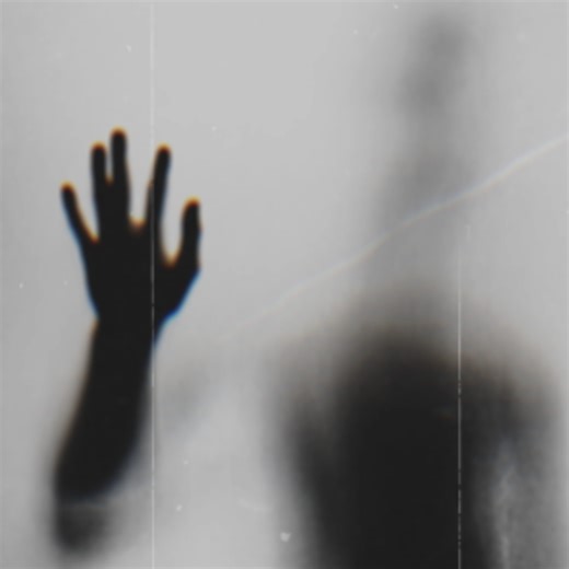 KaraTikC🖤🎵 on Instagram: "Hello ! J’espère que vous allez bien ! Mon nouveau single, « Une vie brisée », est disponible partout ! Prenez soin de vous !"