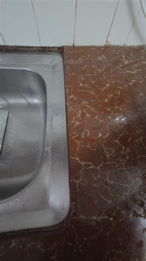 Minimal effort, maximum clean 💚 Magic Silicone Broom ni boleh pusing 180°, senang reach tempat susah macam bawah sofa & tepi dinding. Tak payah mop banyak kali, sekali tarik terus bersih 😍 Shopee je weh: https://s.shopee.com.my/50Qmugm17o #ShopeeMY #ShopeeLagiMurah | Shopee