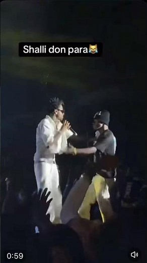The moment shallipopi kicked a fans on stage with his leg just like Burnaboy Do Omo 😱😱