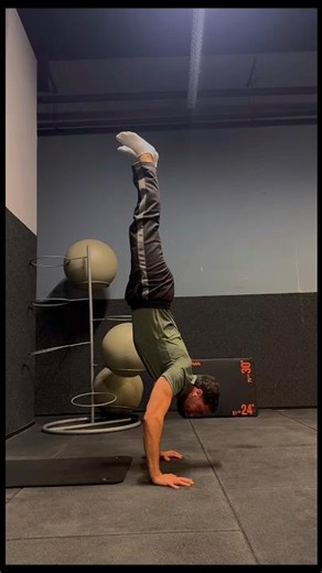 Handstand evolution : 2023 vs 2025