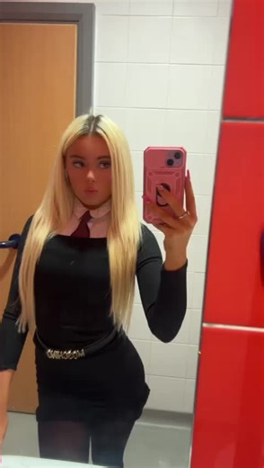 Selfie Style Tips: Long Blonde Hair and Chic Outfits