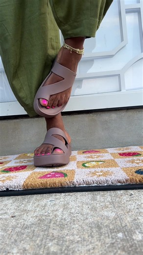 Crocs Getaway Toe Loop: Stylish Summer Comfort Guide