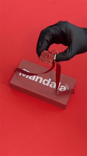 MANDALA CASES on Instagram: "Las flores se marchitan, pero esto es para siempre, este San Valentín, Presentamos nuestra love Box, solo hay 100 unidades y recuerda las mejores historias no se compran, se crean. 💌 Etiqueta aquí abajo a quien se la regalarías ⬇️"