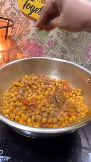 Foodpamper on Instagram: "New Year Special Chole 😋 Ingredients- 1) chole( chickpeas) 2) mustard oil 3) dalchini 4) elaichi 5) tej patta 6) onions 7) green chilli 8) garlic 9) tomatoes 10) haldi powder 11) jeera powder 12) dhaniya powder 13) salt 14) red chilli powder 15) kali mirch powder"