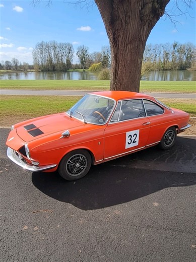 Simca 1200S, le charme sportif à la Française. Petite, élégante, racée. Une silhouette qui respire les années 60 et le plaisir de conduite. Pas besoin de chiffres pour séduire. La 1200S mise tout sur le style et la légèreté. Une voiture rare, sincère, et pleine de caractère. #simca #1200s #auto #car #classiccar