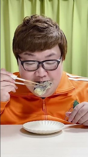 Is it real? Is it a food sample? Which one?! If you can't hit it even though you're fat, I'll hit...