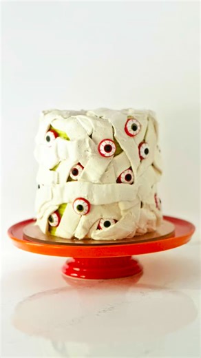 🎃Easy Mummy Cake! This was such a fun and easy cake design. I used @wiltoncakes large scary eyeball sprinkles and cake icer tip 789. A great idea for a Halloween party too! Let me know what you think of this one in the comments 👉🏻👉🏻 #wiltoncakes #halloweencakes #halloweendesserts #halloweendessert #halloweencake #bakingtutorial #halloweenpartyideas | Kathy Choffe
