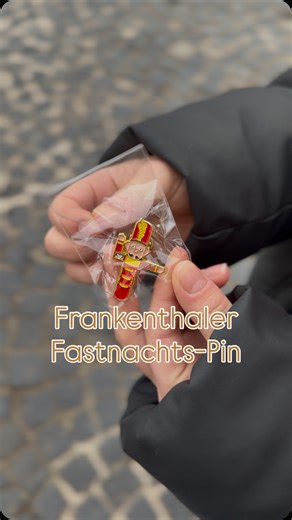 Stadt Frankenthal (Pfalz) on Instagram: "🎭 Fastnacht zum Anstecken! 🎉 Der Frankenthaler Fastnachts-Pin 2026 ist weiterhin erhältlich – und verschönert jedes Kostüm und jedes Outfit! ✨ Der große Fastnachtsumzug ist diesen Samstag. Für nur 3 € unterstützt ihr mit dem Pin die Finanzierung des Umzugs. 🥳 Erhältlich bei den Veranstaltungen der Karnevalsvereine sowie bei @kisling1892 , @kaufhausbirkenmeier und @edeka_stiegler . Limitiert auf 3.000 Stück! @fcv_carneval_1820 @gockelswoog_von_1875 @kgr