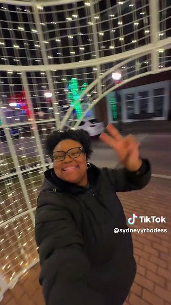 🎄FREE HOLIDAY LIGHT WALK THROUGH🎄 ✨Follow @sydneyyrhodess for more unique eateries, outdoors, and bookable experiences in GA &beyond 🍑 📍 City of Smyrna Smyrna just got brighter with their annual free holiday light walk through. There’s multiple photo op spots, plenty of green space for littles to run, and lots of shops to grab dinner at either before or after your walk. Enjoy ✨ **Know before you go** 🚘 FREE Parking ♿️ Semi-Accessible . . . #smyrnaga #thingstodoinatlanta #thingstodoinatl #at