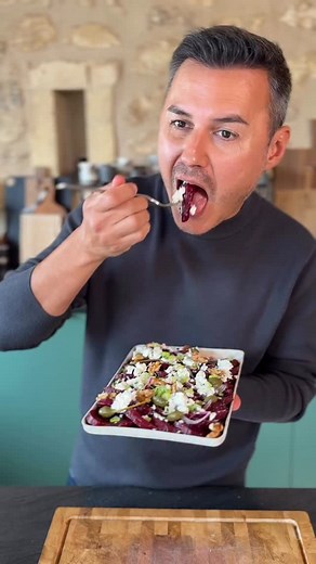 Une salade de saison qui fait toujours son petit effet 🍂 Qu’ajouteriez-vous ? Betteraves rôties bien fondantes, feta (ou autre fromage) et croquant des noix… Un mélange simple et ultra-gourmand 🥗 Je cuis les betteraves fraîches une heure au four (180°C, dans du papier alu), puis j’ajoute feta, noix, câpres, oignon nouveau et oignon rouge. Un filet d’huile de noix, un trait de balsamique, poivre, fleur de sel… et le tour est joué ! Une entrée colorée, fraîche et healthy, parfaite pour l’automne