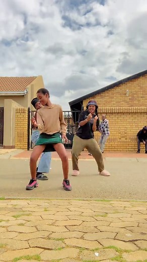 I honestly didn’t have energy to shoot but they asked me to dance with them 🥹❤️ being nice never hurt❤️@lesedi.minesh